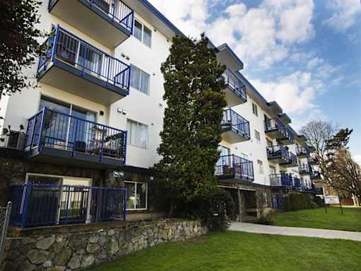 an image of an apartment building