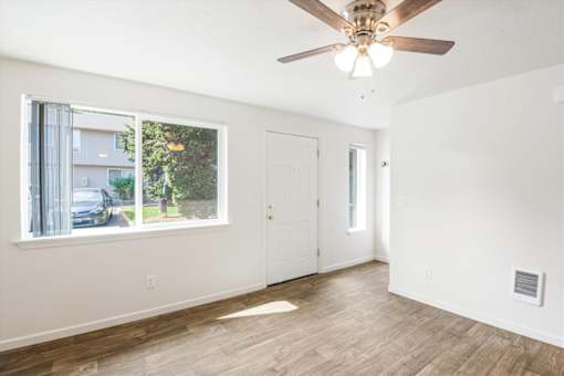 Lincoln Townhomes Living Room