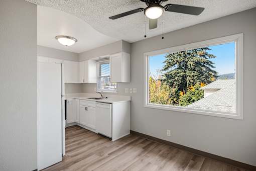 Monroe Manor Apartments kitchen