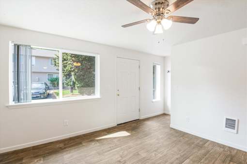 Lincoln Townhomes Living Room
