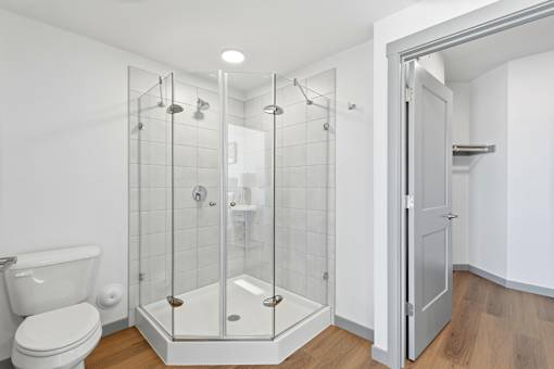 Grand Vista Apartments Walk-in Shower