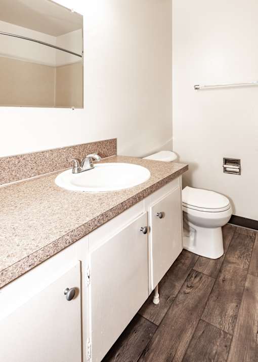 Churchhill Gardens Apartments Bathroom