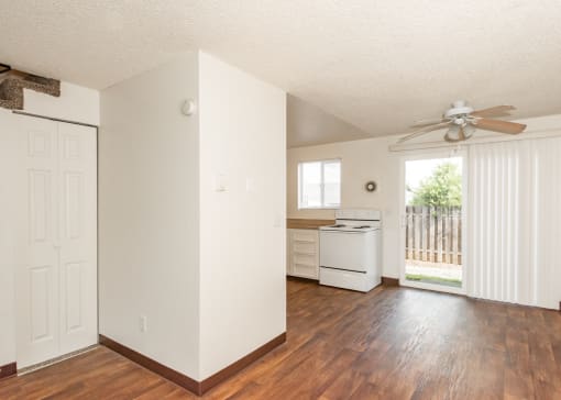Cinnamon Square Apartments Dinning Area