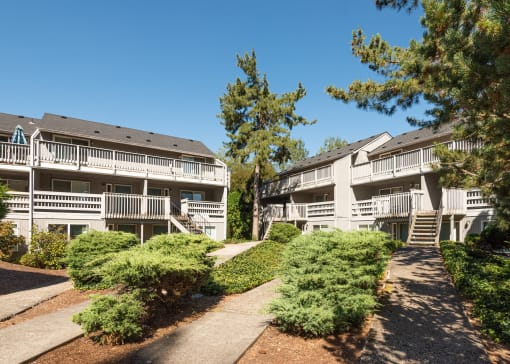 exterior view at the whispering winds apartments in pearland, tx