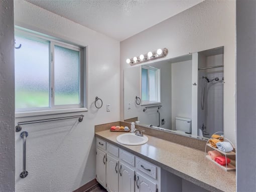 Beverly Gardens Apartments Bathroom