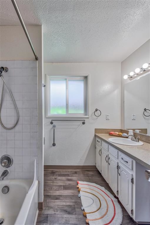 Beverly Gardens Apartments Bathroom