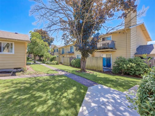Beverly Gardens Apartments Courtyard