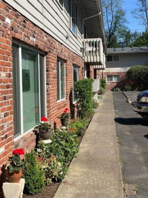 Churchhill Gardens Apartments Sidewalk