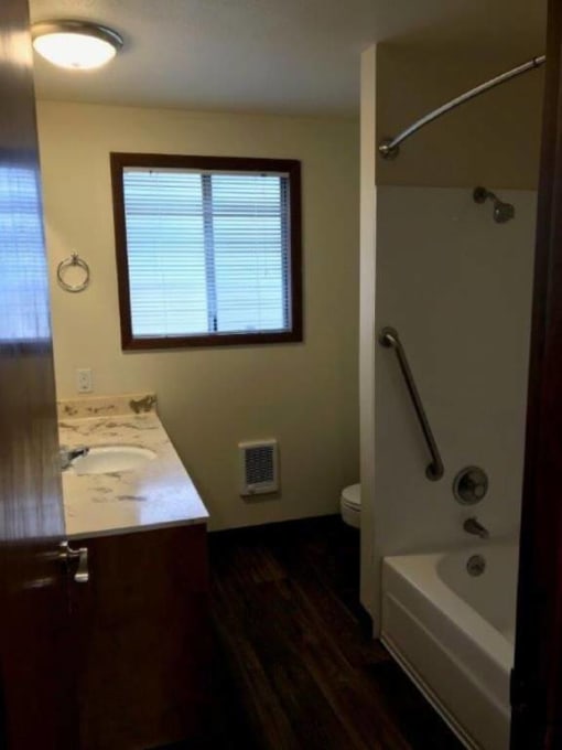 Janet Court Apartments Bathroom