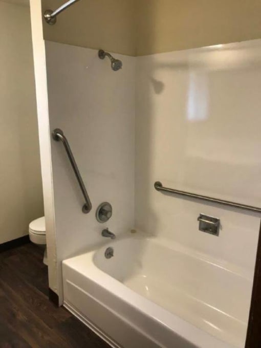 Janet Court Apartments Bathroom