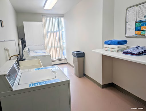 A medical room with a machine on the left and towels on the right.