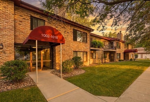 The image shows a building with a red awning that has the numbers 1002-1018 on it.