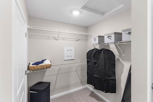 Omaha Wenninghoff Road Nebraska Apartment Rentals Redwood Living Redwood Omaha Wenninghoff Road Walk In Closet
