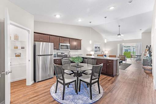 Omaha Wenninghoff Road Nebraska Apartment Rentals Redwood Living Redwood Omaha Wenninghoff Roade Forestwood Kitchen to Den