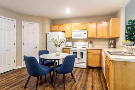 Elyria OH Apartment Rentals Redwood Elyria Kitchen
