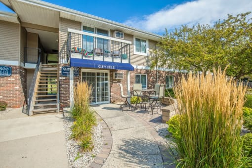 Outdoor Dining at Glen Hills Apartments, Wisconsin