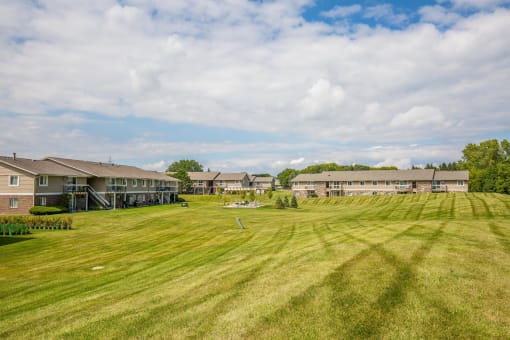 Lush Landscaping And Park-Like Setting at Glen Hills Apartments, Glendale, 53209