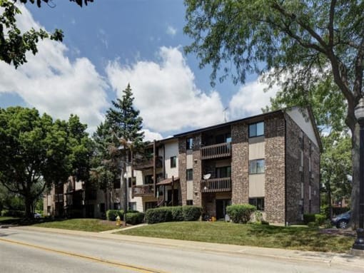 Elegant Exterior View at Emerald Pointe Apartments, Vernon Hills