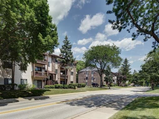 Elegant Exterior View Of Property at Emerald Pointe Apartments, Illinois