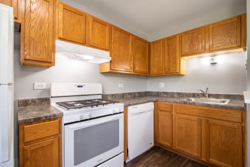 Full Kitchen at Emerald Pointe Apartments, Vernon Hills, IL