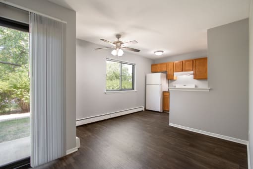 Dining Room with Ceiling Fan at Emerald Pointe Apartments, Illinois, 60061