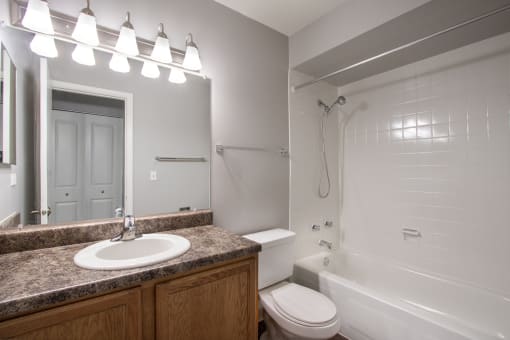 Full Bathroom at Emerald Pointe Apartments, Illinois