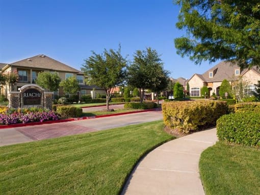 Beautiful Walking Paths at Riachi at One21, Texas
