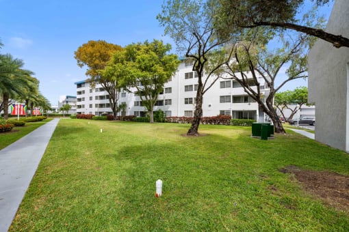 the preserve at ballantyne commons apartments courtyard with grass and trees