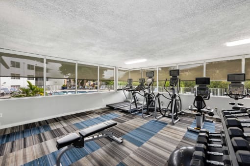 the gym at the landing at pullman apartments in pullman