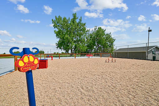 A dog park with a sign that says "Pet Parring".