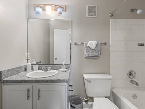Full bathroom at Stratford Village Montgomery AL