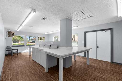 Community Laundry Room at Lakeland East Apartments – Flowood, MS