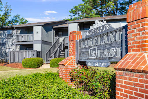 Lakeland East Apartments Community Sign – Flowood, MS