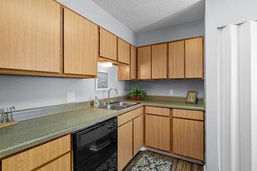 Modern Kitchen at Lakeland East Apartments – Flowood, MS