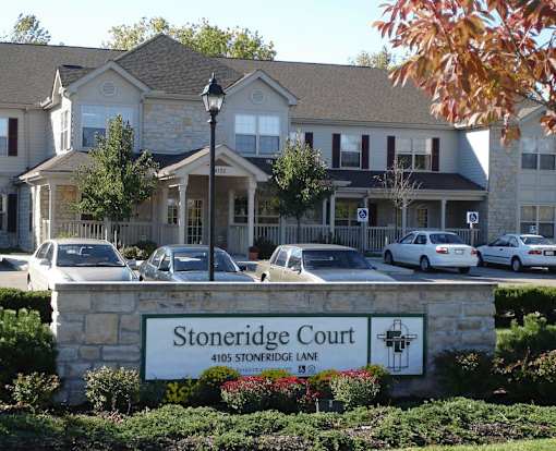 A building with a sign that says Stoneridge Court.