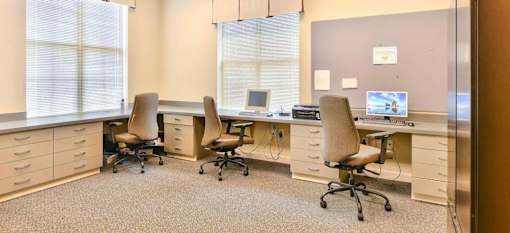 A room with a desk and chairs.