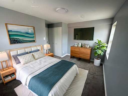 Bedroom With TV at The Summit, Syracuse