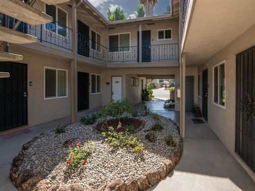 Hamilton Manor courtyard