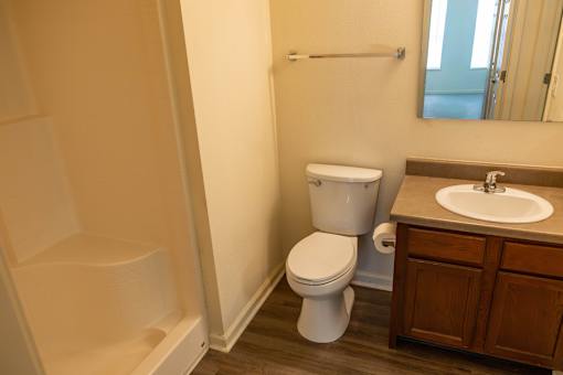 a photo of a bathroom