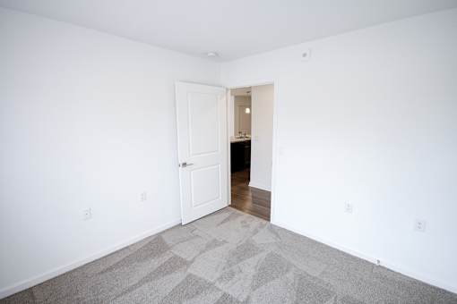 An empty bedroom with carpeted floor indmiller Pointe apartments in Columbus, Ohio