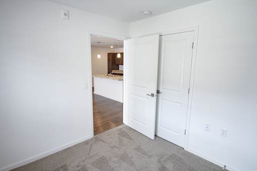 An empty bedroom with carpet indmiller Pointe apartments in Columbus, Ohio