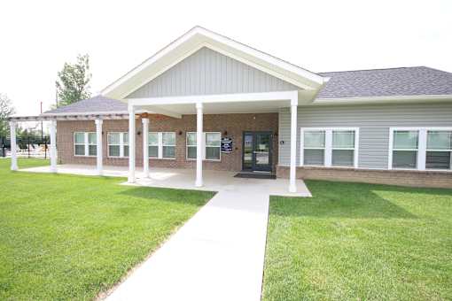 exterior view of riverside trail apartments clubhouse in columbus, oh