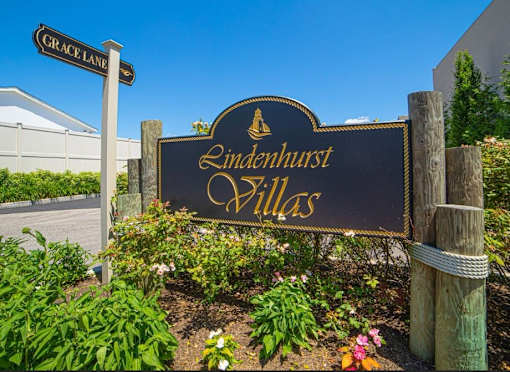 a sign for the entrance of indiantown villas in front of a building