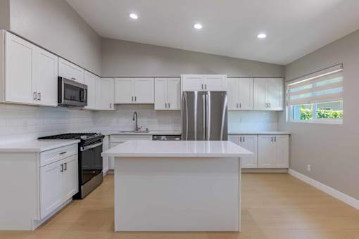 Classic Kitchen at Eastside Haven at 17th Apartments, Costa Mesa, CA, 92627