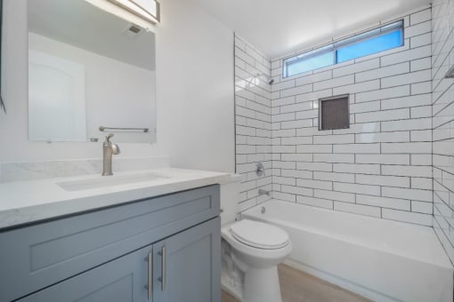 Bathroom With Bathtub at Hamilton Courtyard Apartments, Costa Mesa, 92627