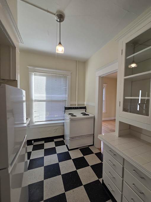 A black and white checkered floor in a kitchen. at Casa Del Rey Apartments, Oregon
