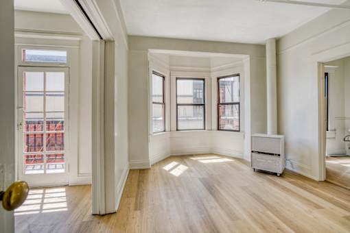 A room with wooden floors and white walls at Clay & Tiffany, Portland, 97201