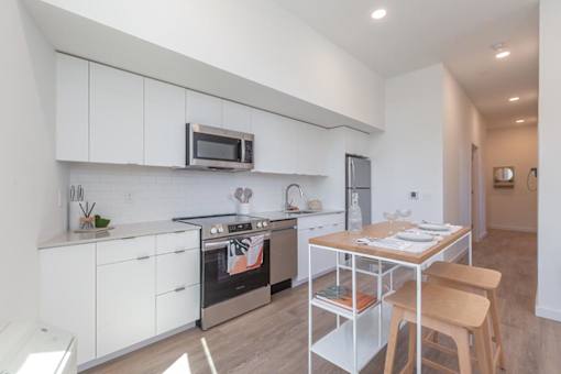 a kitchen or kitchenette at olympic view london stratford apartment at Brookland Apartments, Portland, OR 97202