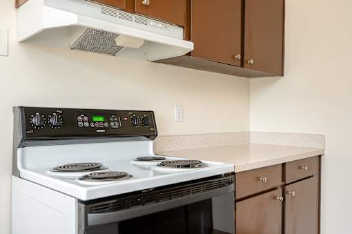 Fitted Kitchen at Garden Villa Apartments, Oregon