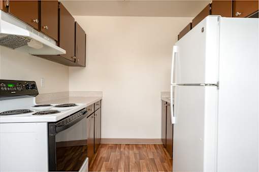 Fully Equipped Eat-In Kitchen at Garden Villa Apartments, Oregon, 97266